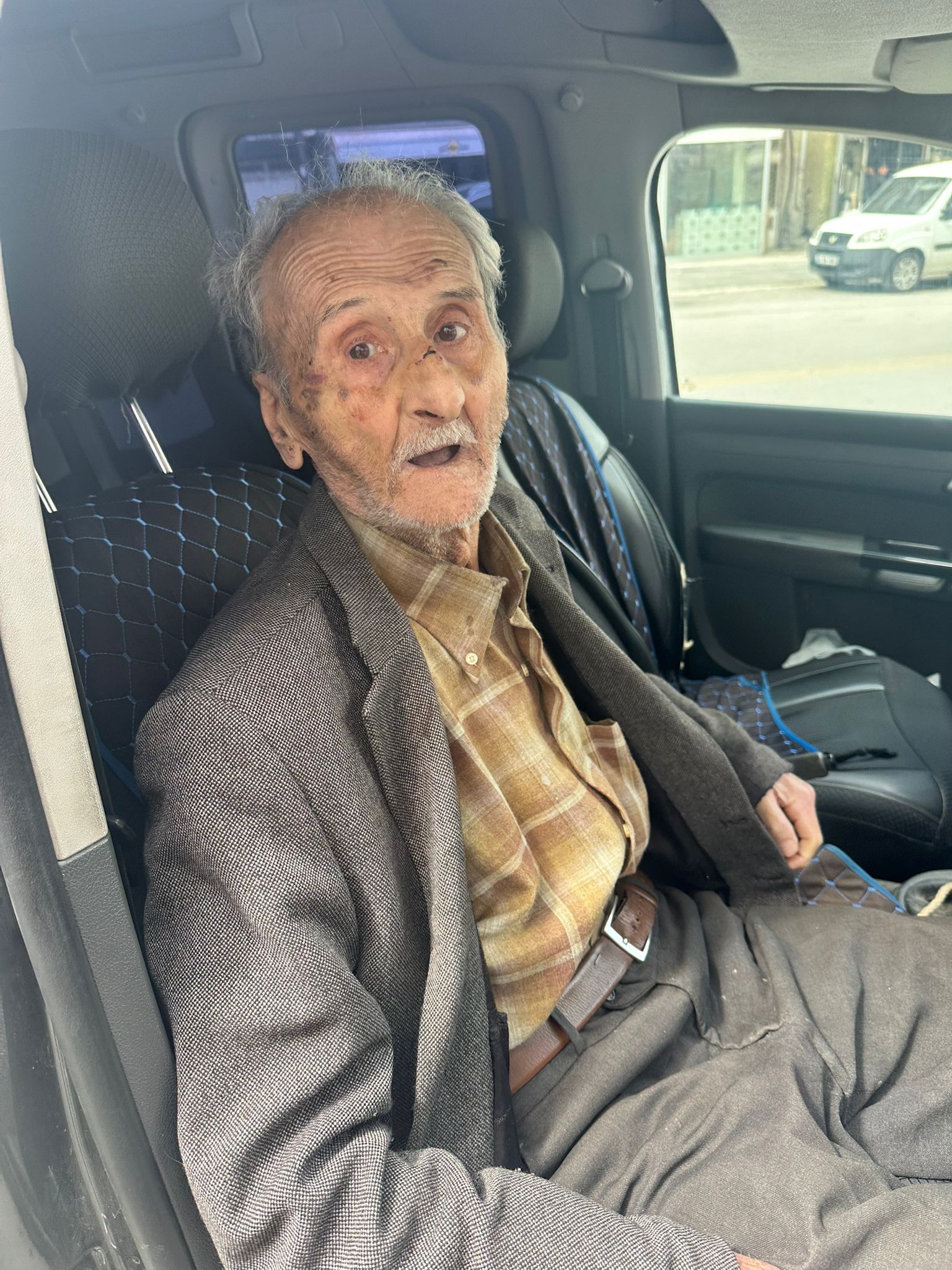 93 yaşındaki kişiyi darbedip cüzdanını gasbetti - Görsel 4