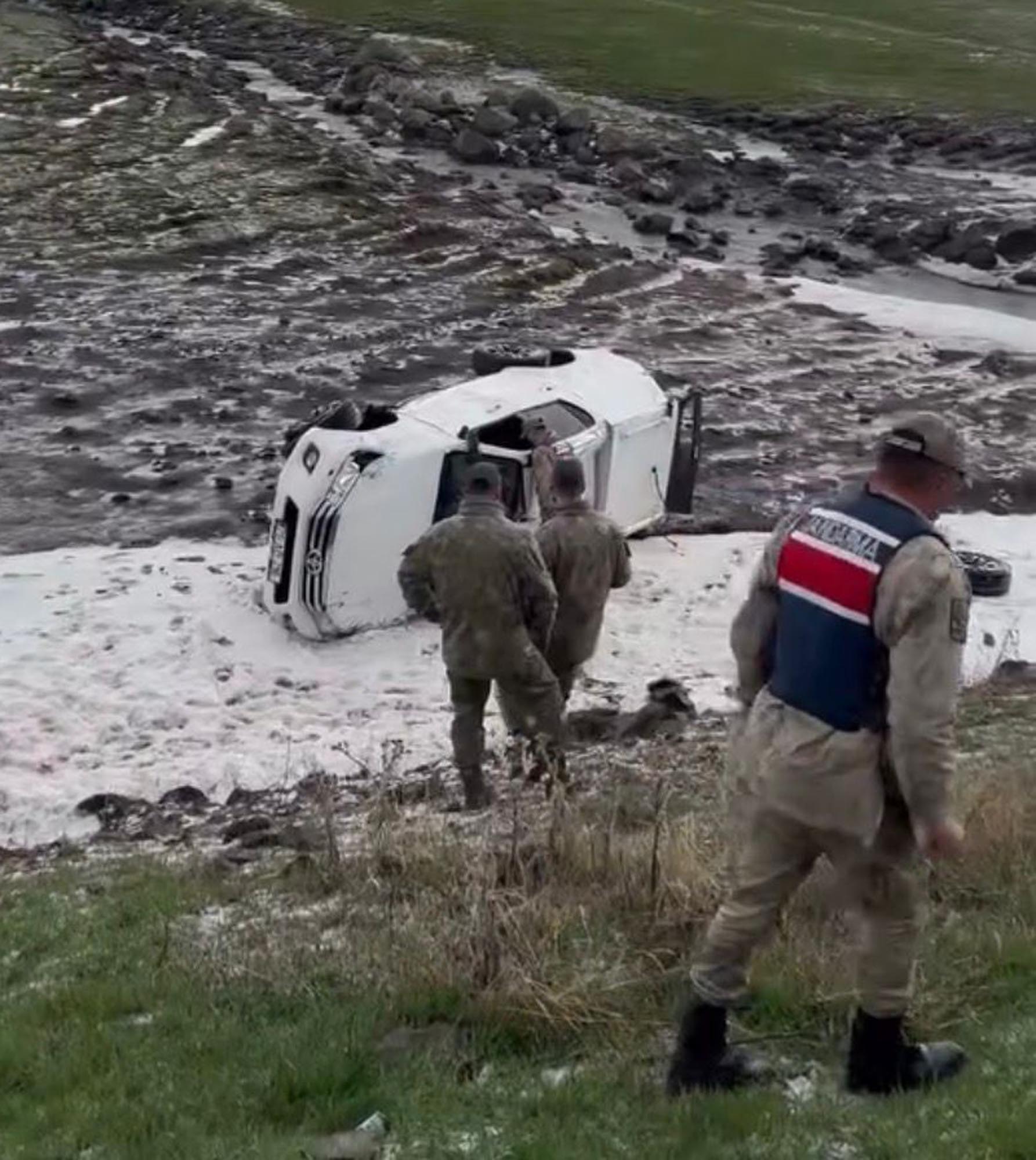 ARDAHAN’da askeri aracın devrilmesi sonucu 2 astsubay yaralandı. - Görsel 1