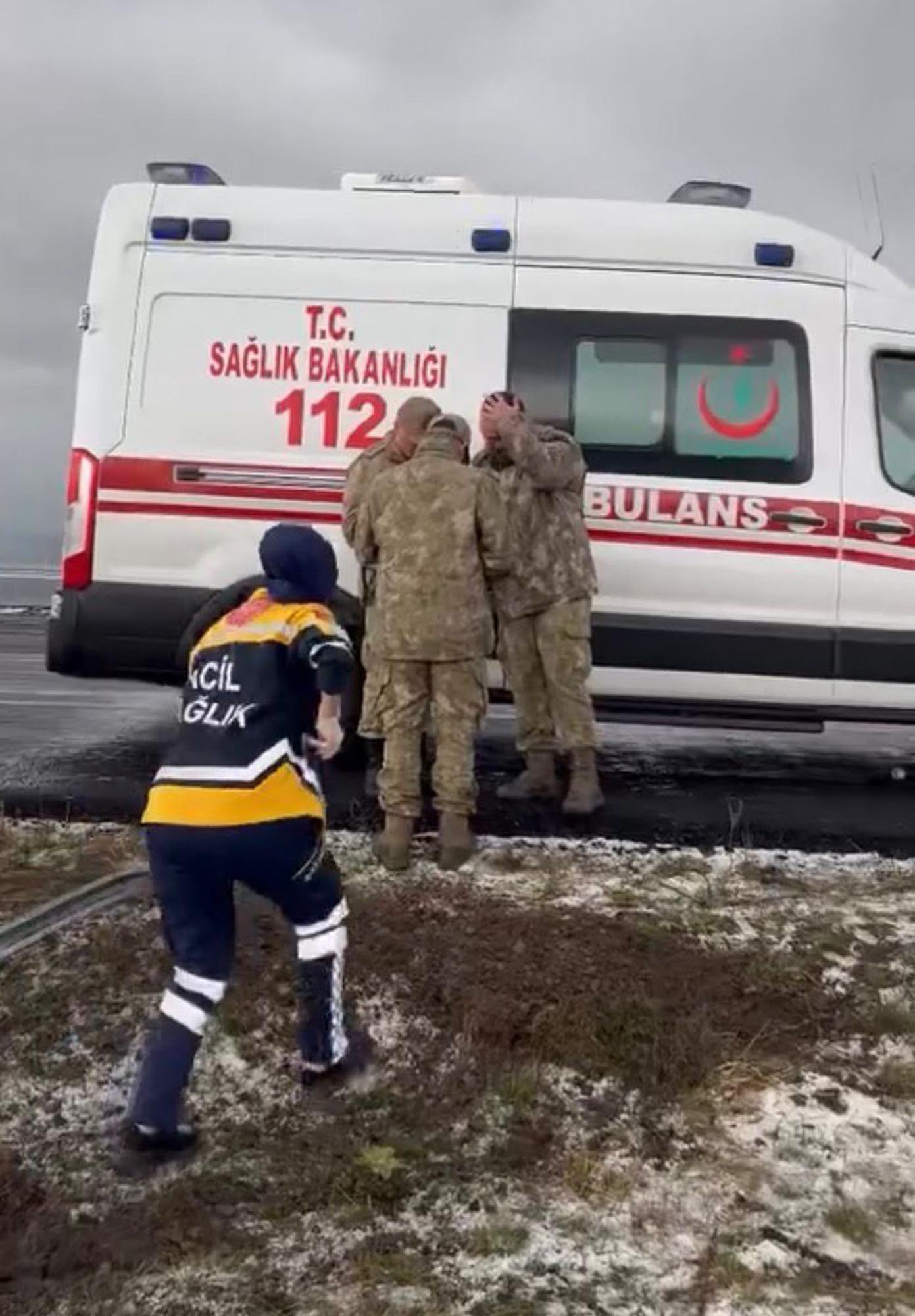 ARDAHAN’da askeri aracın devrilmesi sonucu 2 astsubay yaralandı. - Görsel 2