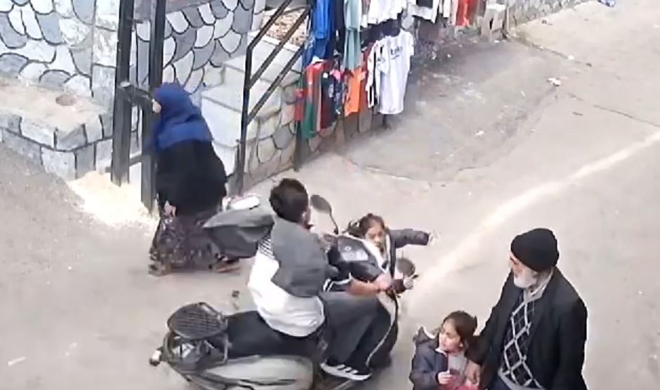 Vicdann  kurusun ;Gaziantep'te motosikletli maganda küçük kıza çarpıp kaçtı! - Görsel 1