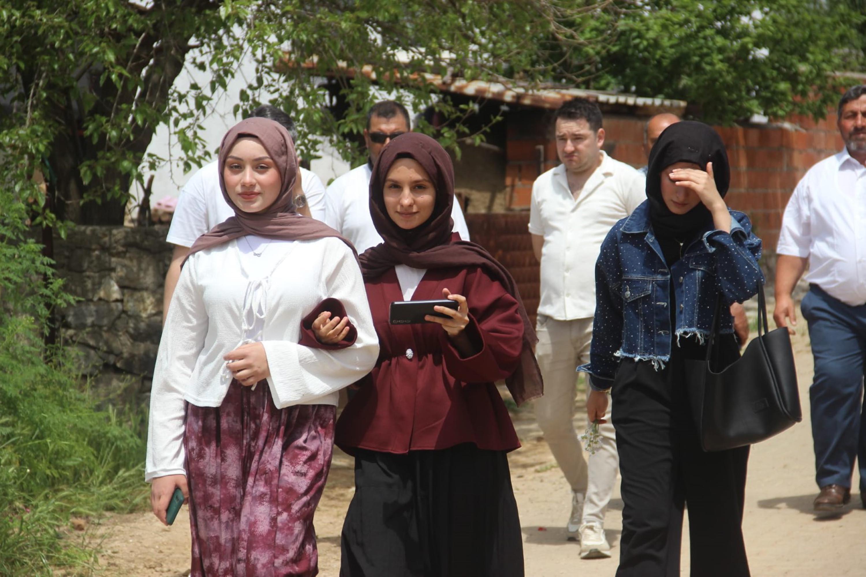 Canakkalede Eş adaylarını bulabilmek için 1,5 kilometrelik sokakta gün boyu volta attılar - Görsel 8