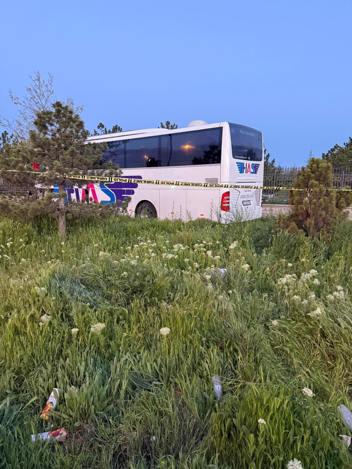 Konya’da Yolcu Otobüsü TIR’a Çarptı  otobüs şoförü hayatını kaybetti, 8 yolcu yaralandı. - Görsel 1