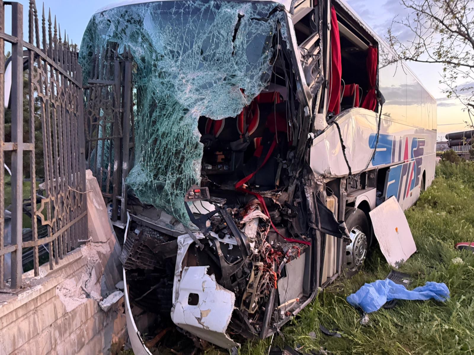 Konya’da Yolcu Otobüsü TIR’a Çarptı  otobüs şoförü hayatını kaybetti, 8 yolcu yaralandı. - Görsel 2