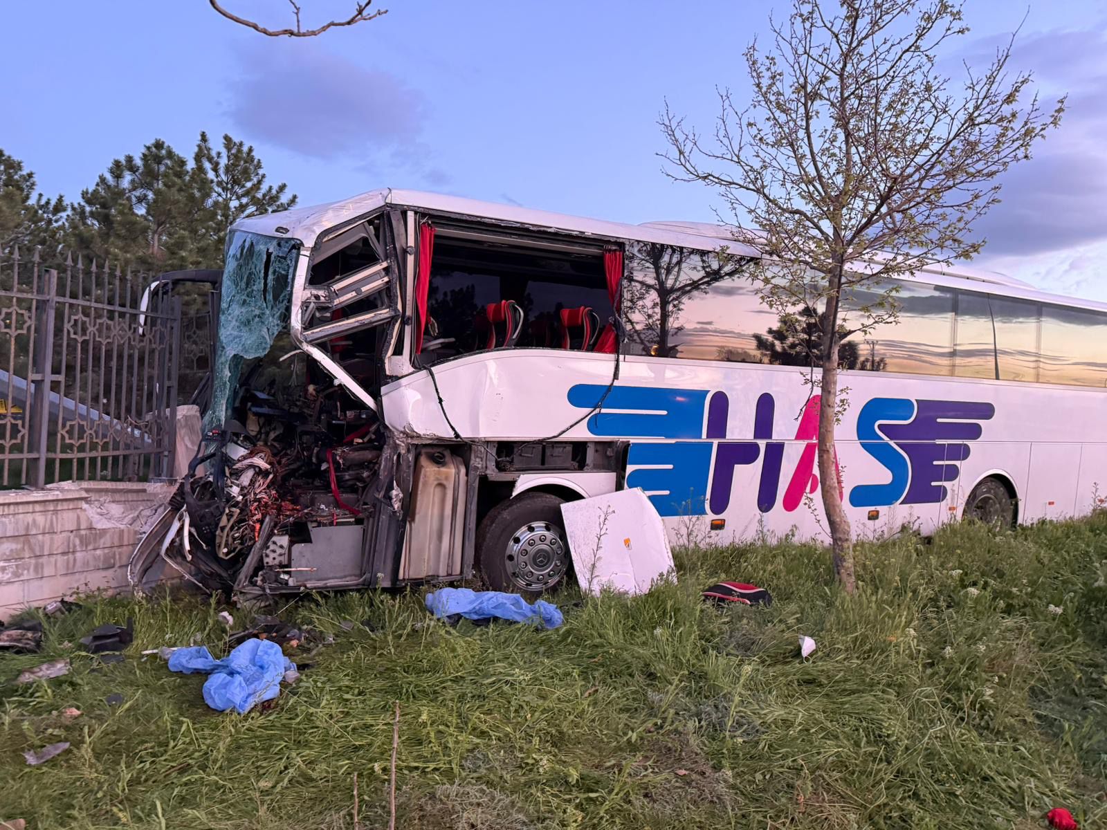 Konya’da Yolcu Otobüsü TIR’a Çarptı  otobüs şoförü hayatını kaybetti, 8 yolcu yaralandı. - Görsel 3