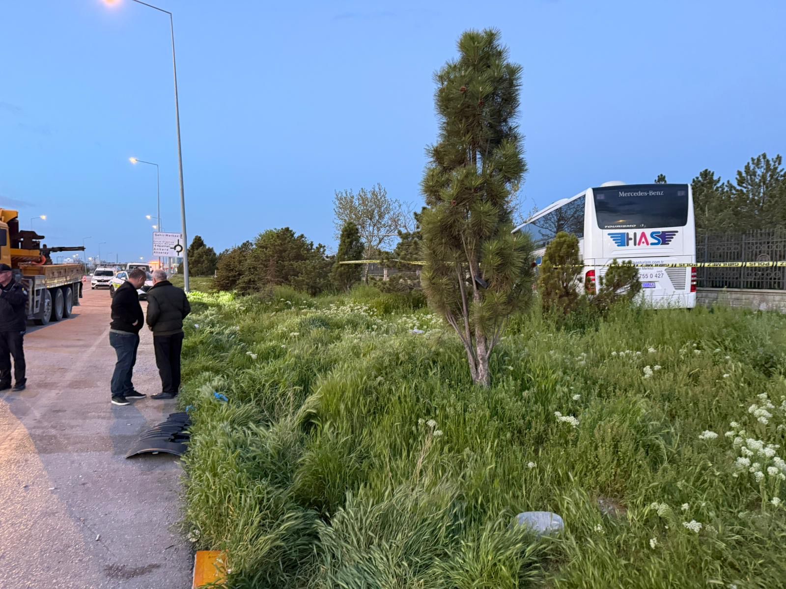 Konya’da Yolcu Otobüsü TIR’a Çarptı  otobüs şoförü hayatını kaybetti, 8 yolcu yaralandı. - Görsel 4