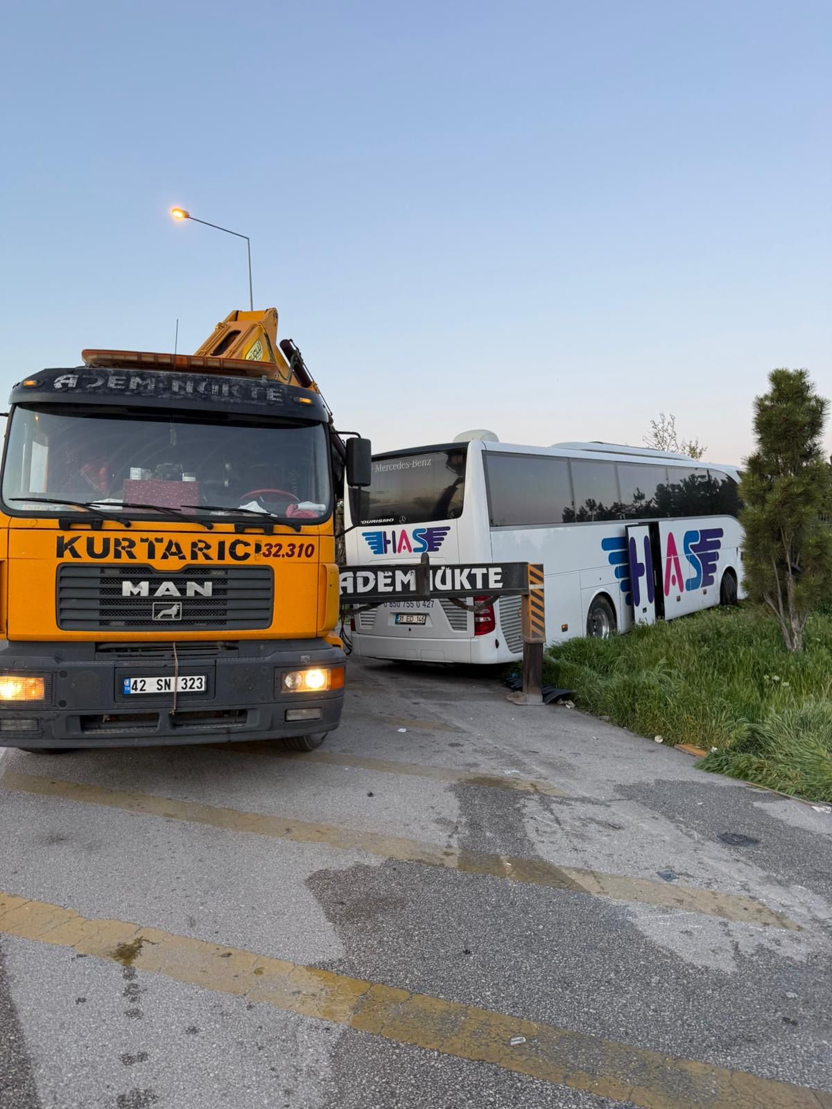 Konya’da Yolcu Otobüsü TIR’a Çarptı  otobüs şoförü hayatını kaybetti, 8 yolcu yaralandı. - Görsel 5