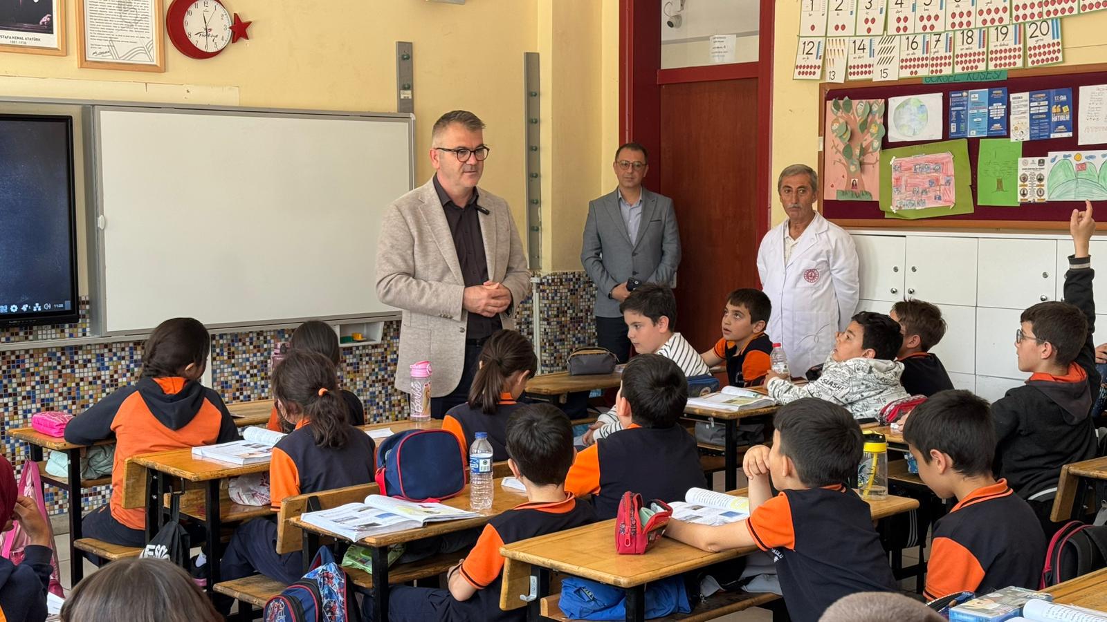 ÖĞRENCİLER YEREL YÖNETİMİ BAŞKAN USTAOĞLU’NDAN DİNLEDİ  - Görsel 1