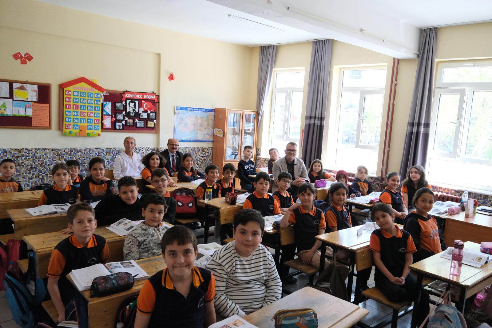 ÖĞRENCİLER YEREL YÖNETİMİ BAŞKAN USTAOĞLU’NDAN DİNLEDİ  - Görsel 3