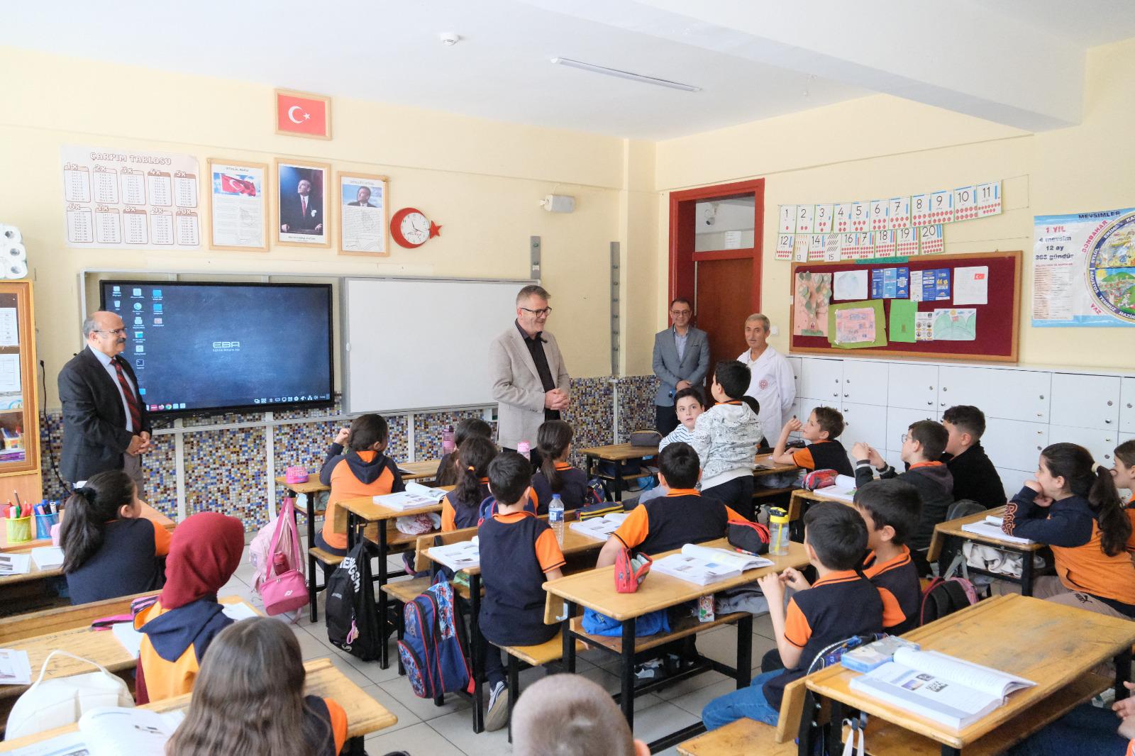 ÖĞRENCİLER YEREL YÖNETİMİ BAŞKAN USTAOĞLU’NDAN DİNLEDİ  - Görsel 4