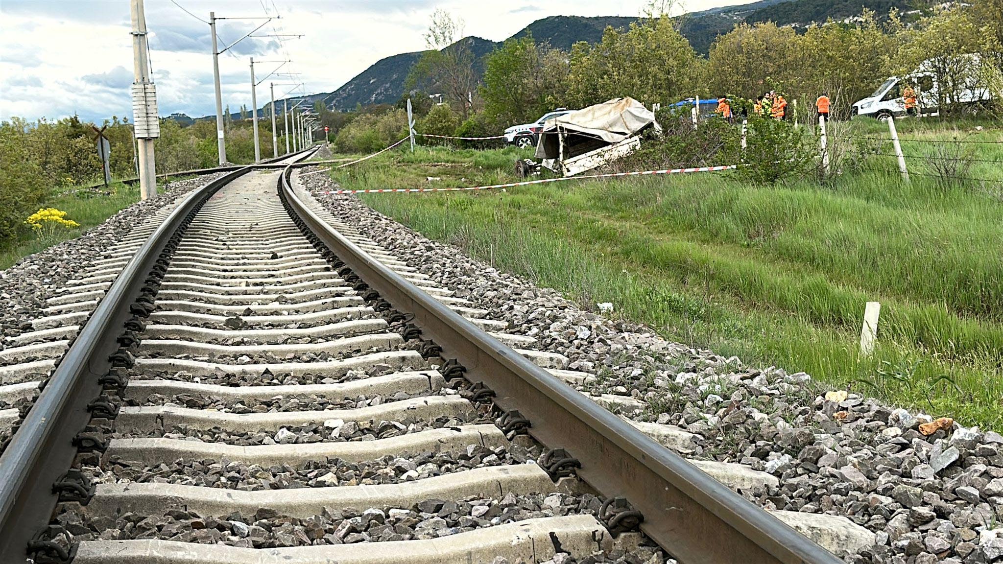 Tren, hemzemin geçitte kamyonete çarptı; 1 ölü, 3 yaralı - Görsel 3
