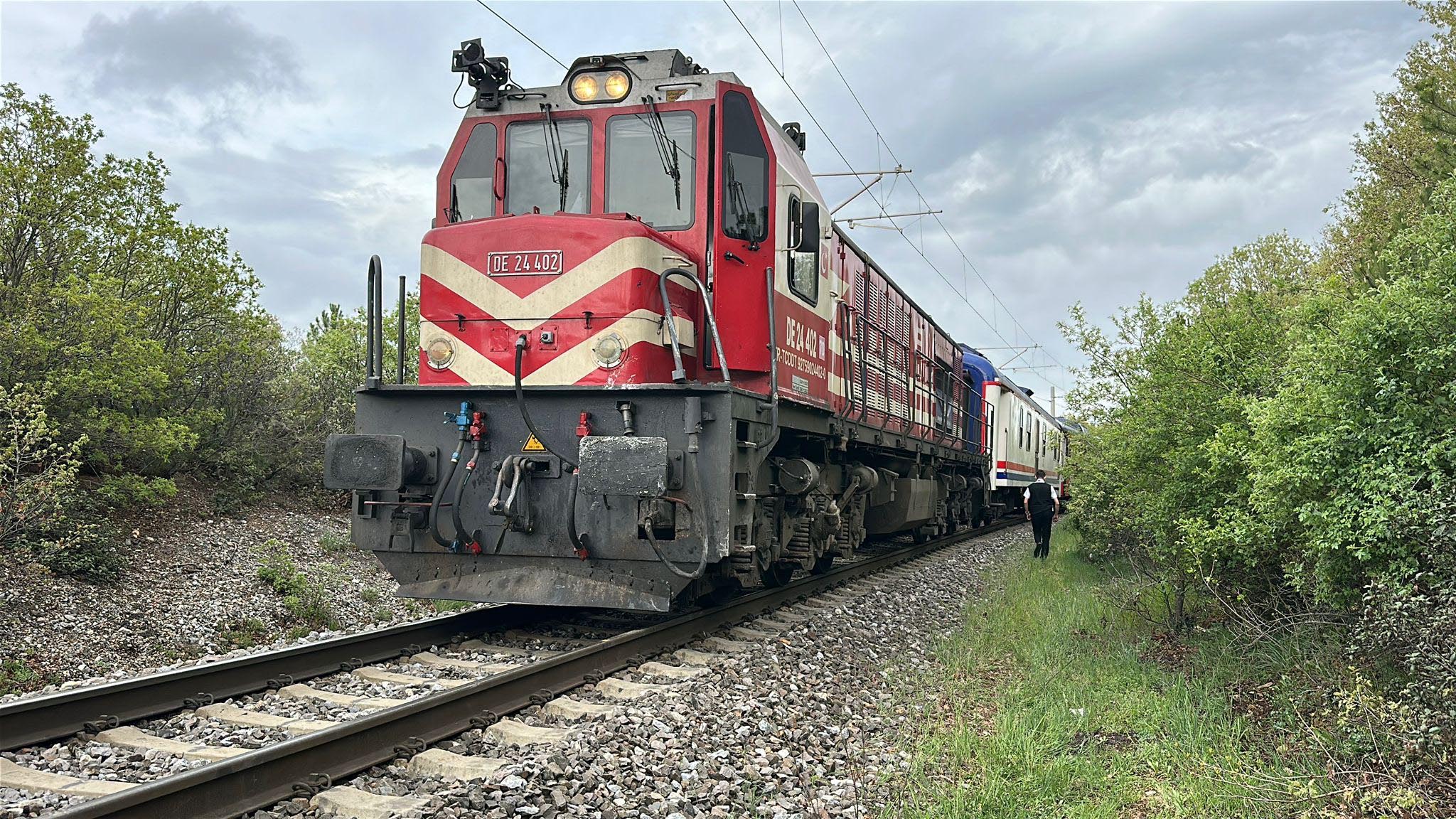 Tren, hemzemin geçitte kamyonete çarptı; 1 ölü, 3 yaralı - Görsel 4