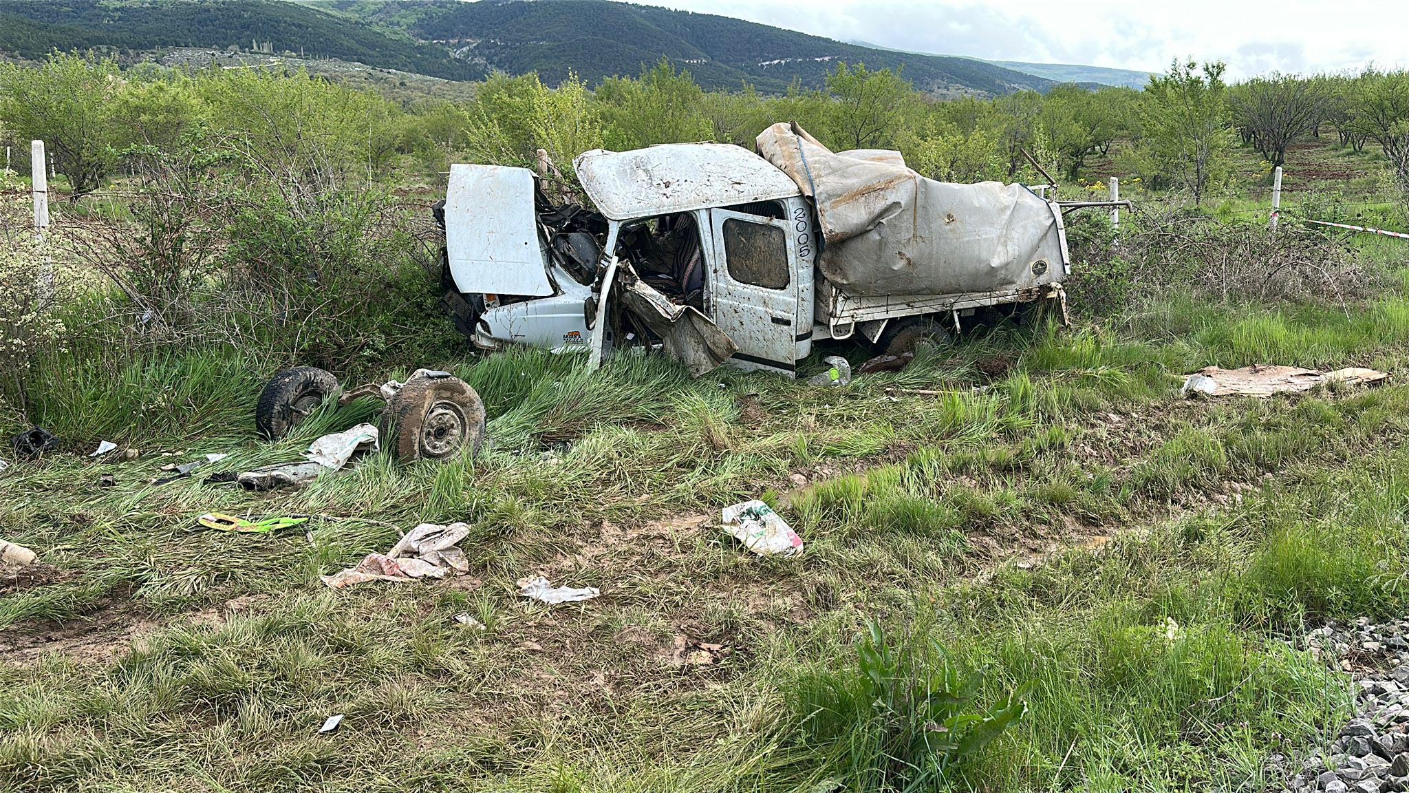 Tren, hemzemin geçitte kamyonete çarptı; 1 ölü, 3 yaralı - Görsel 6