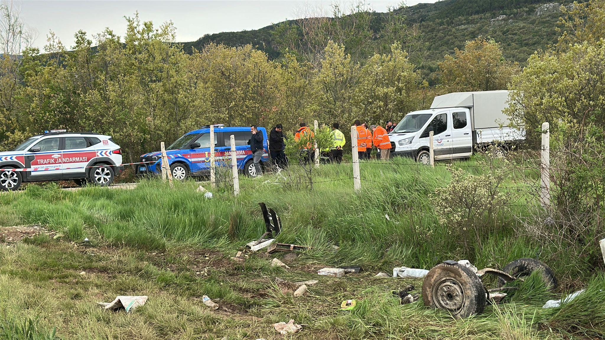 Tren, hemzemin geçitte kamyonete çarptı; 1 ölü, 3 yaralı - Görsel 7