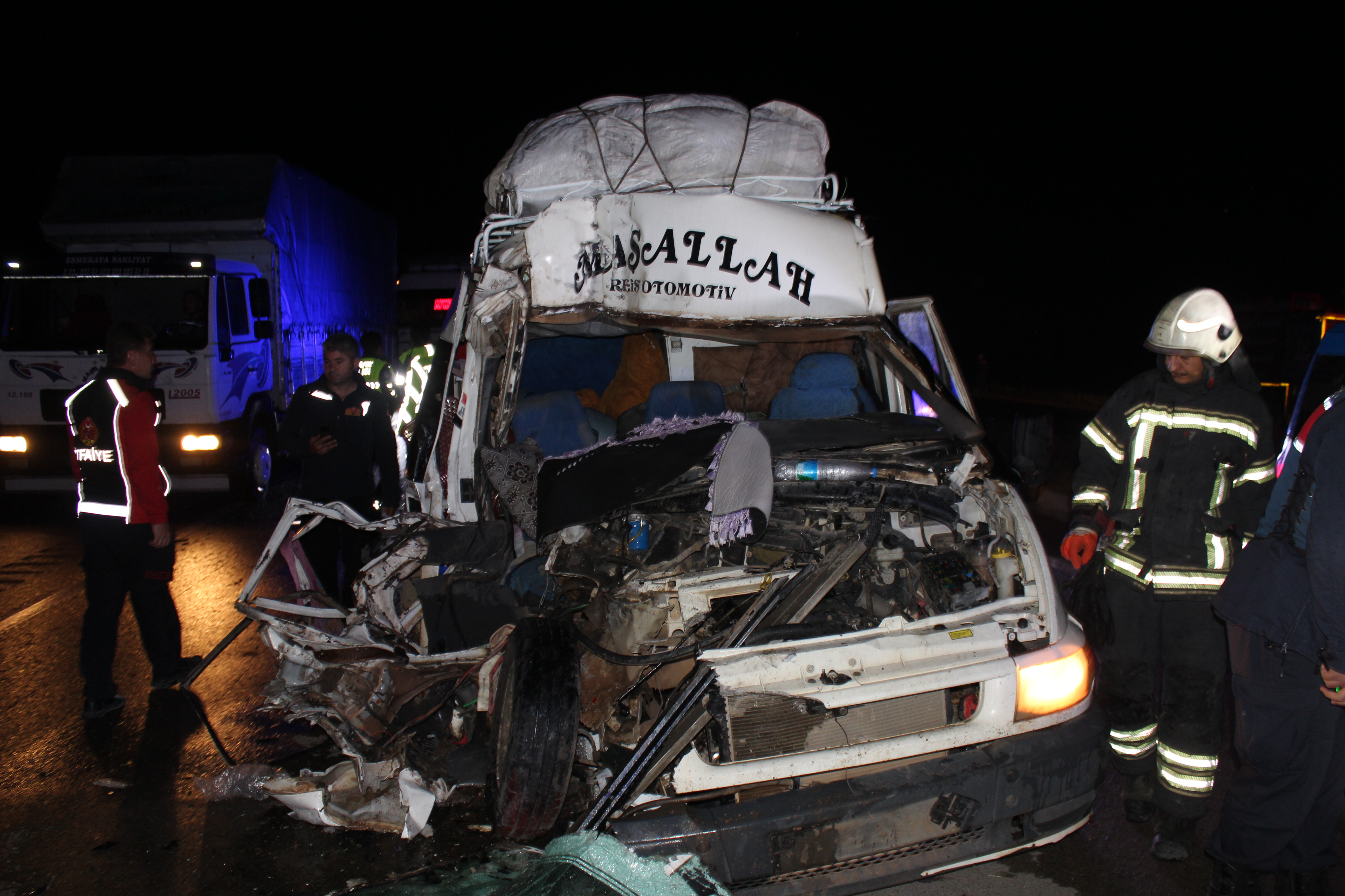 Aksaray -Konya  yolunda  Tarım işçilerini taşıyan minibüs TIR’a arkadan çarptı: 12 yaralı - Görsel 1
