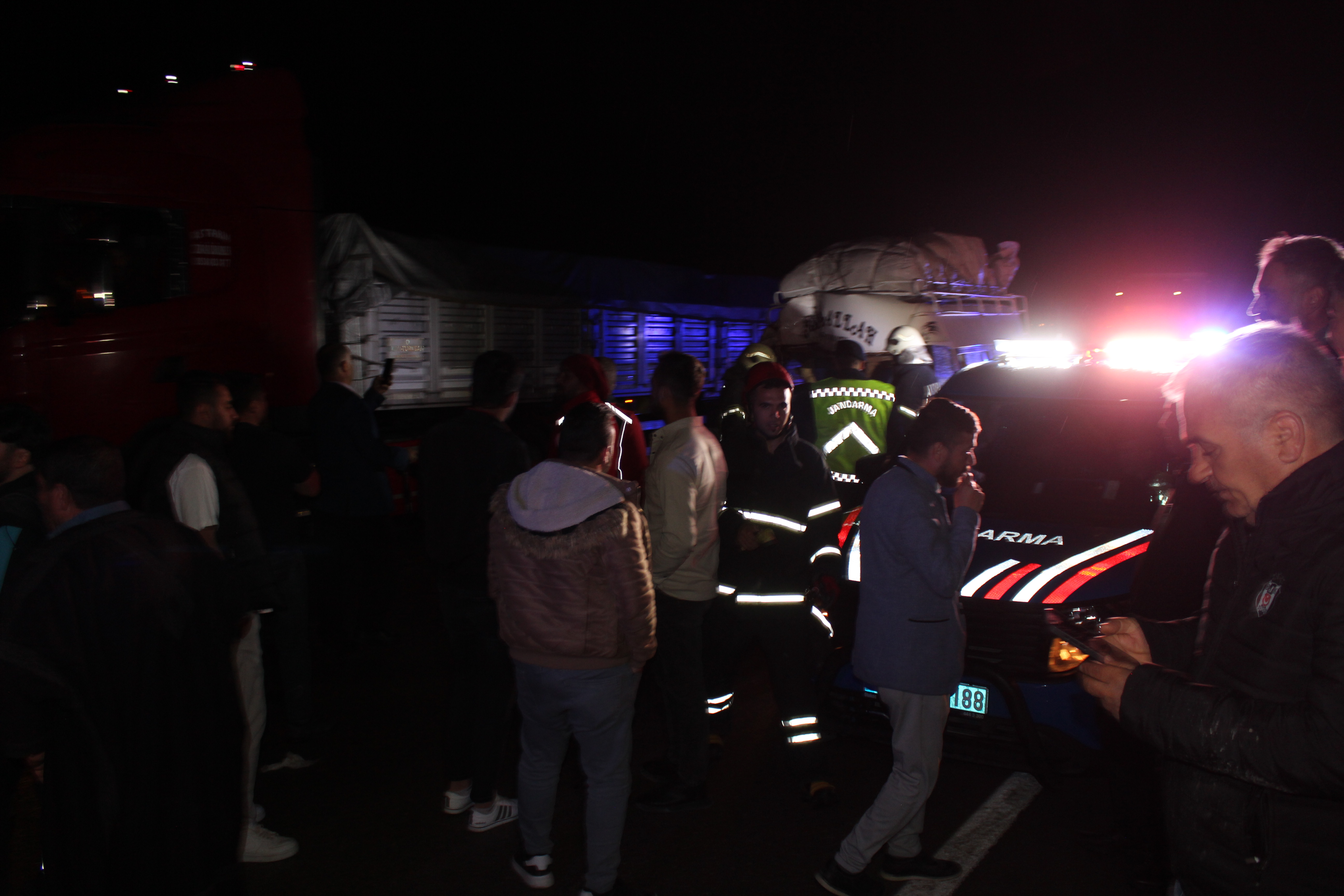 Aksaray -Konya  yolunda  Tarım işçilerini taşıyan minibüs TIR’a arkadan çarptı: 12 yaralı - Görsel 8