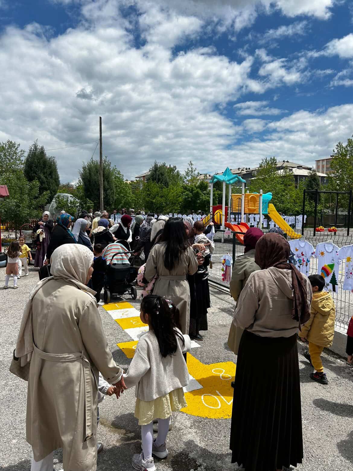 Seydişehir Anaokulu’nda Renkli Etkinlik: Minik Ellerin Hayalleri Tişörtlere Taşındı - Görsel 3