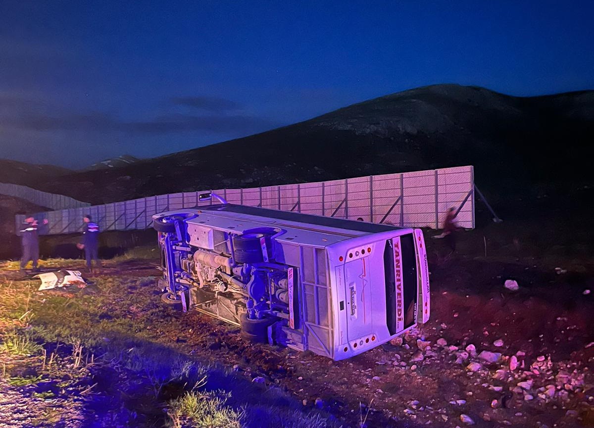 Taraftarları taşıyan yolcu midibüsü devrildi: 25 yaralı - Görsel 2