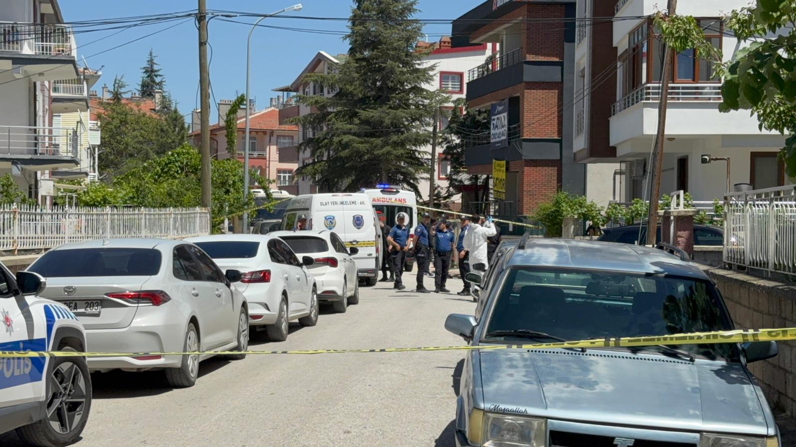 Konya - Oğulları tarafından öldürülen veteriner çift, toprağa verildi - Görsel 6
