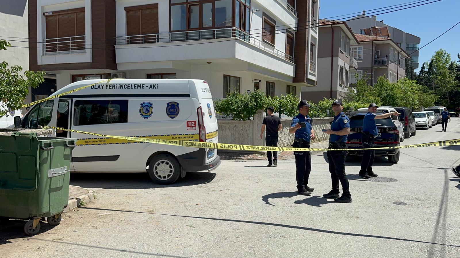 Konya - Oğulları tarafından öldürülen veteriner çift, toprağa verildi - Görsel 7