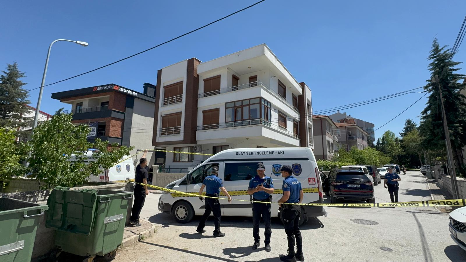 Konya - Oğulları tarafından öldürülen veteriner çift, toprağa verildi - Görsel 8