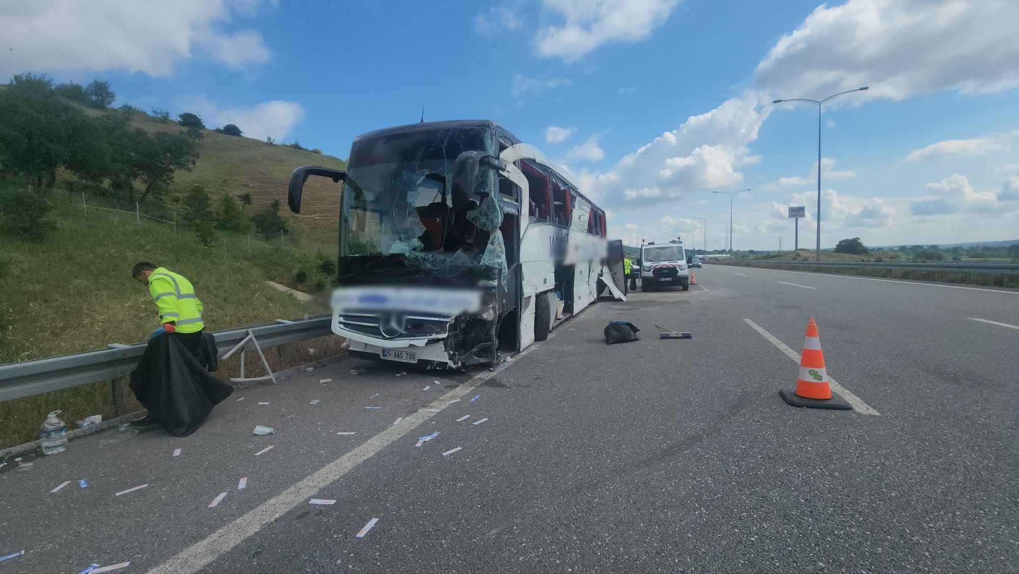 Balıkesir- Yolcu otobüsü refüje çarpıp devrildi: 36 yaralı - Görsel 1