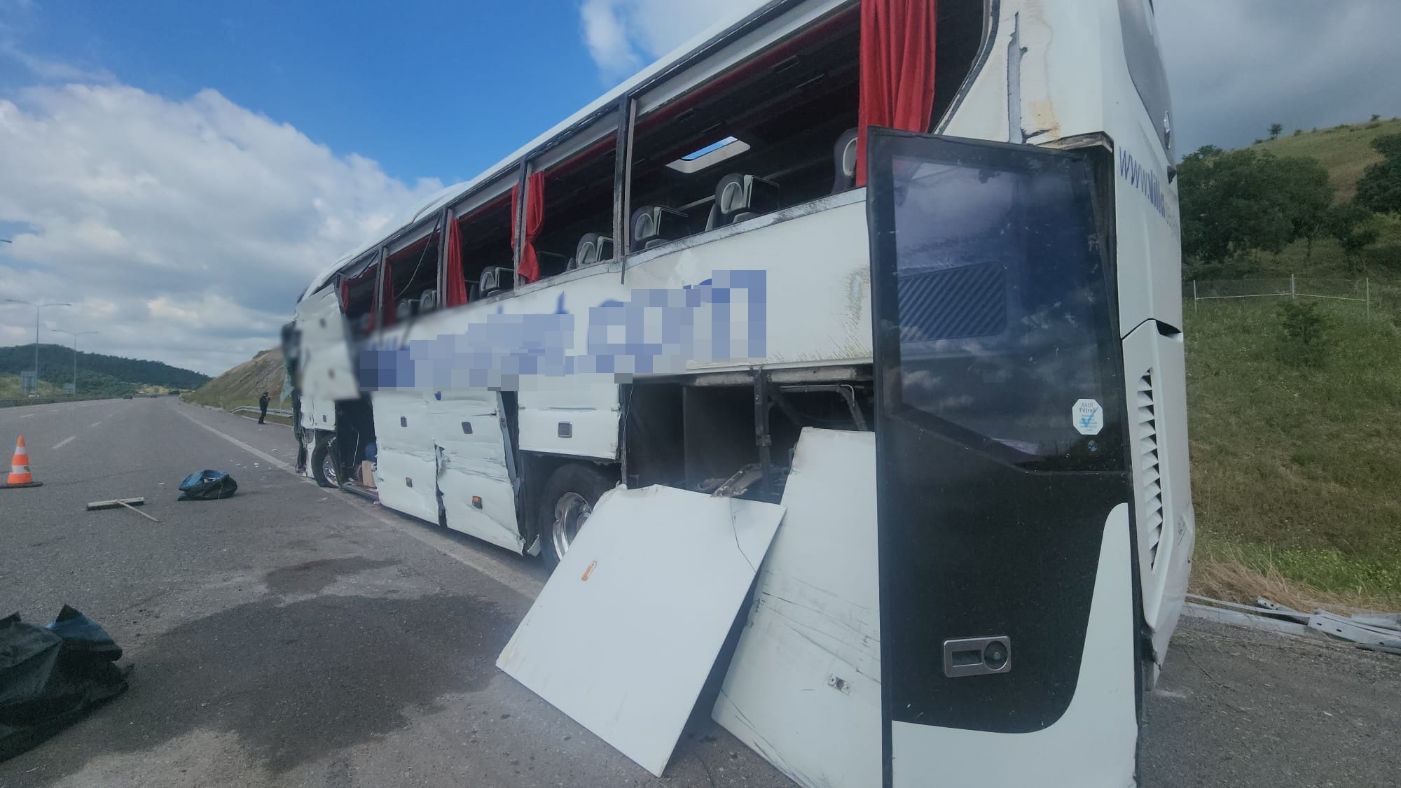 Balıkesir- Yolcu otobüsü refüje çarpıp devrildi: 36 yaralı - Görsel 2
