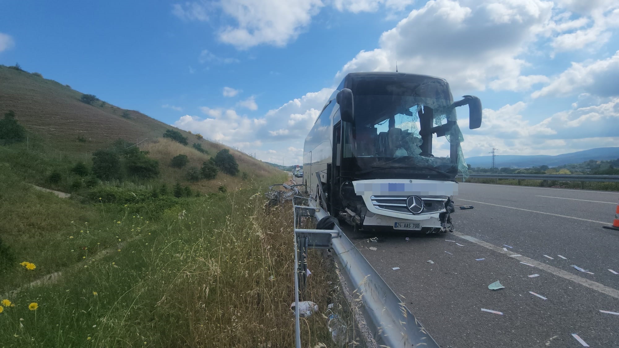 Balıkesir- Yolcu otobüsü refüje çarpıp devrildi: 36 yaralı - Görsel 3