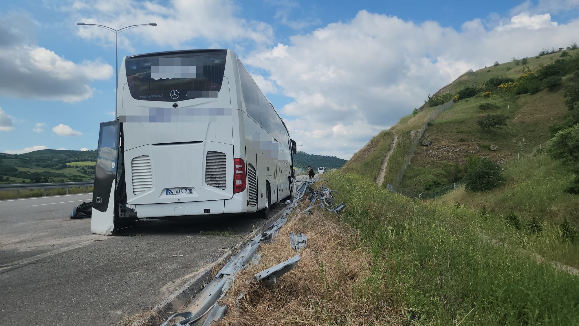Balıkesir- Yolcu otobüsü refüje çarpıp devrildi: 36 yaralı - Görsel 4