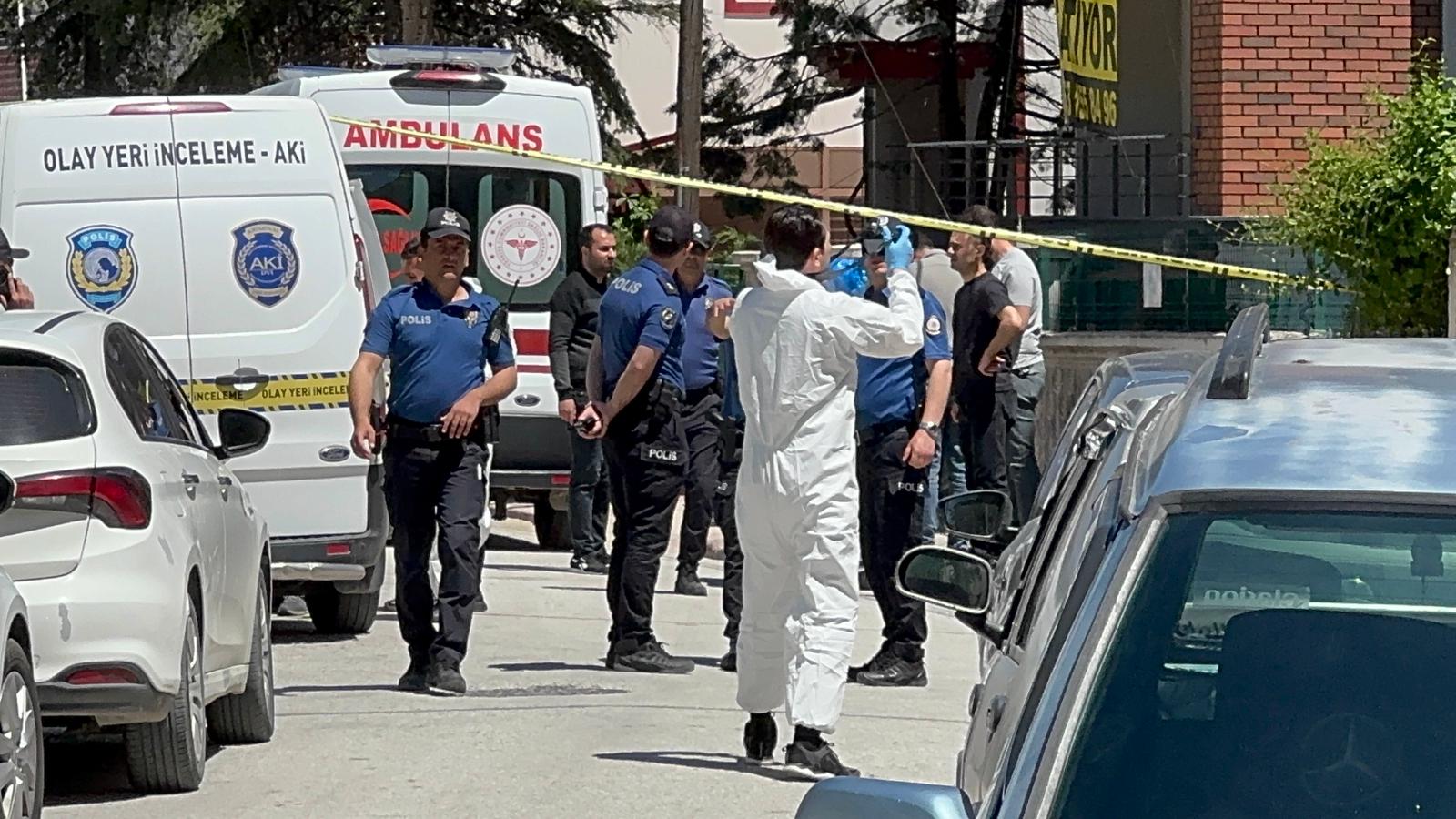 Annesini 20, babasını 10 bıçak darbesiyle öldüren şüpheli: Kriz anında yaptım - Görsel 2