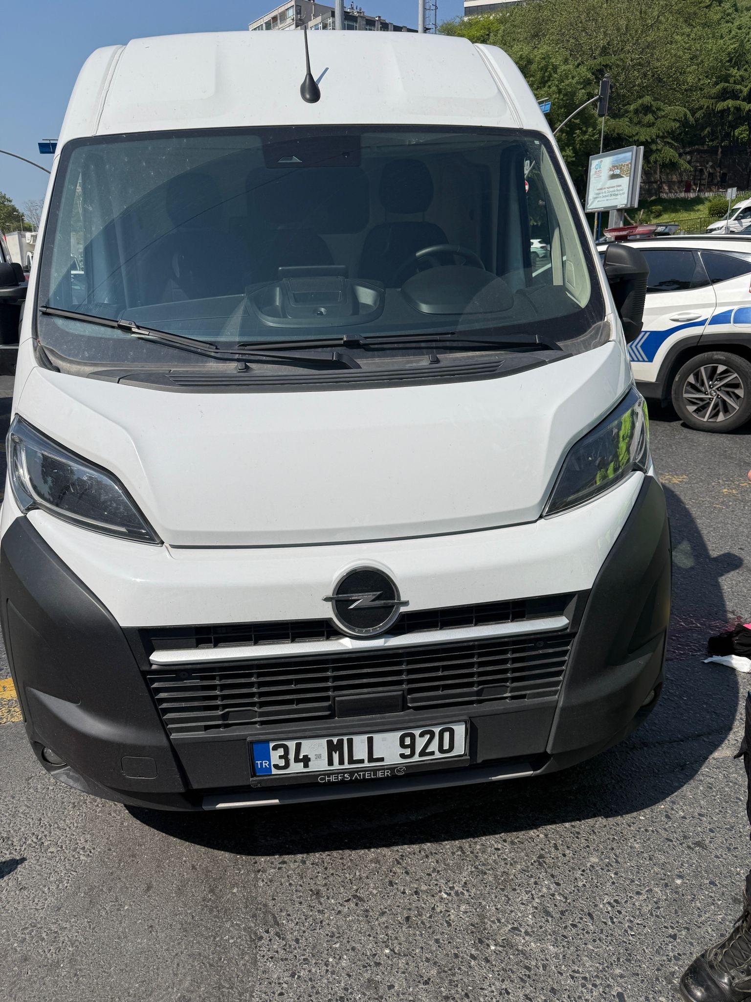 Dolmabahçe’de minibüsün çarptığı kadın trafik polisi ağır yaralandı; kaza kamerada  - Görsel 1