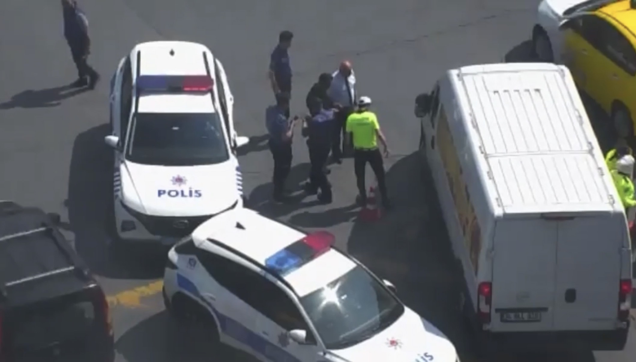 Dolmabahçe’de minibüsün çarptığı kadın trafik polisi ağır yaralandı; kaza kamerada  - Görsel 2