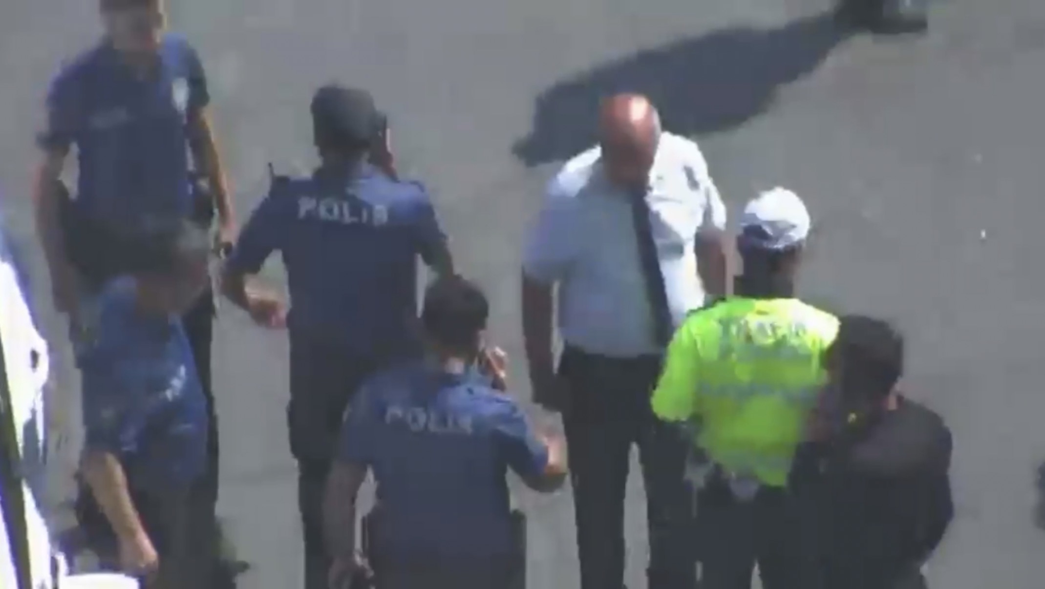 Dolmabahçe’de minibüsün çarptığı kadın trafik polisi ağır yaralandı; kaza kamerada  - Görsel 4