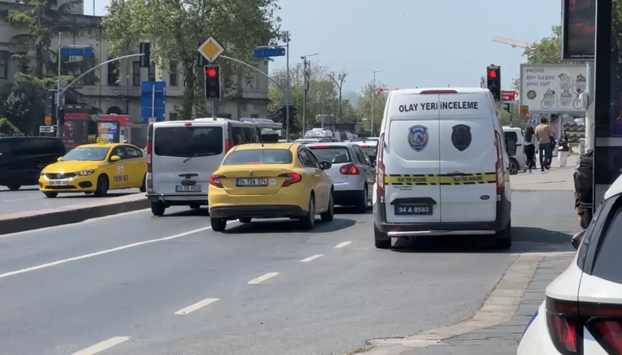 Dolmabahçe’de minibüsün çarptığı kadın trafik polisi ağır yaralandı; kaza kamerada  - Görsel 5