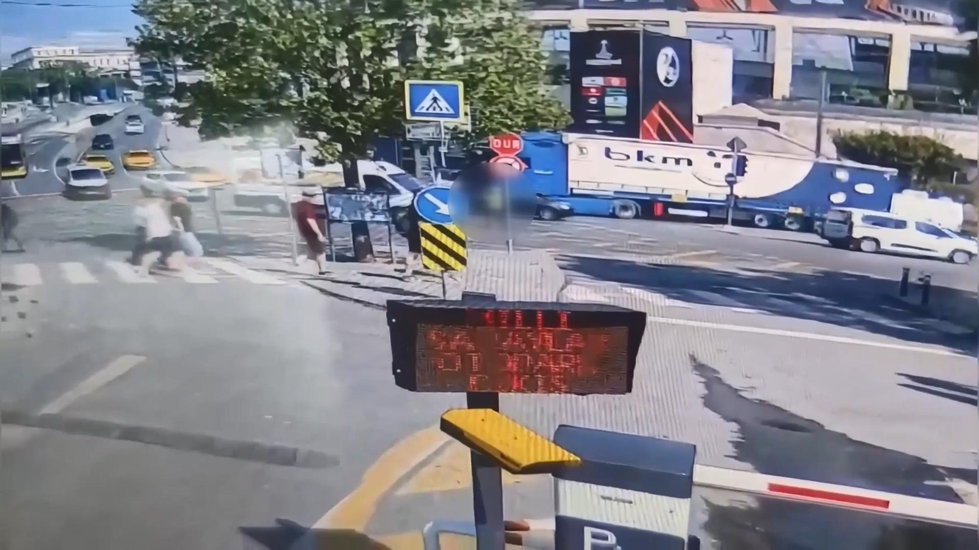 Dolmabahçe’de minibüsün çarptığı kadın trafik polisi ağır yaralandı; kaza kamerada  - Görsel 6