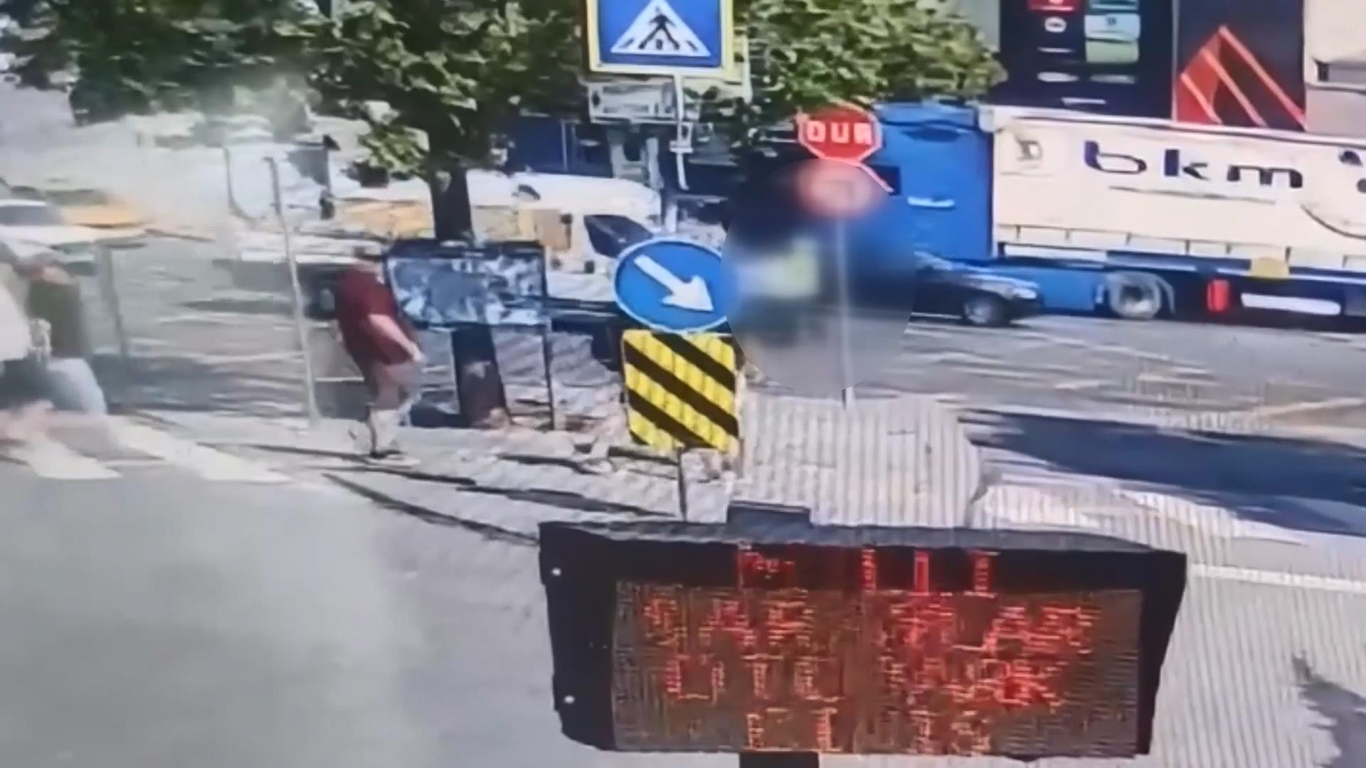 Dolmabahçe’de minibüsün çarptığı kadın trafik polisi ağır yaralandı; kaza kamerada  - Görsel 7