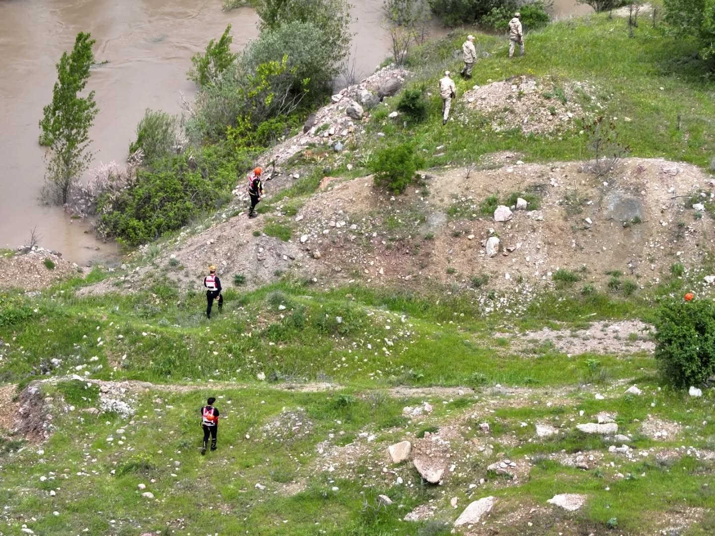 Kaza sonrası çaya düştüğü değerlendirilen Esma Nur’u arama çalışmaları 3'üncü gününde - Görsel 4