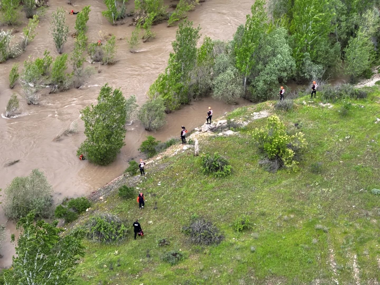 Kaza sonrası çaya düştüğü değerlendirilen Esma Nur’u arama çalışmaları 3'üncü gününde - Görsel 5