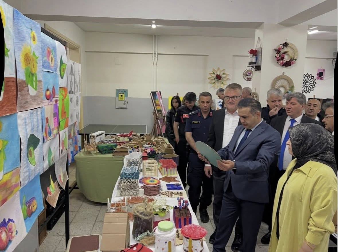 Gazi Ortaokulu’nda Çifte Coşku: Sergi Açılışı ve Bahar Şenliği Bir Arada Yapıldı - Görsel 2