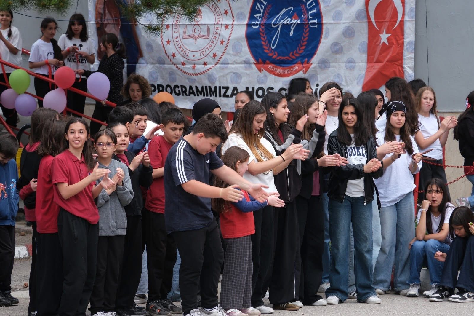 Gazi Ortaokulu’nda Çifte Coşku: Sergi Açılışı ve Bahar Şenliği Bir Arada Yapıldı - Görsel 4