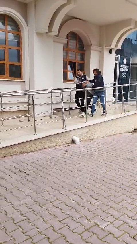Konya - Kuyumcu dükkanında, 'eşime alacağım' diyerek baktığı yüzüğü çaldı - Görsel 6