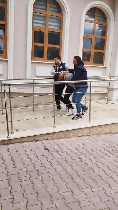 Konya - Kuyumcu dükkanında, 'eşime alacağım' diyerek baktığı yüzüğü çaldı - Görsel 7