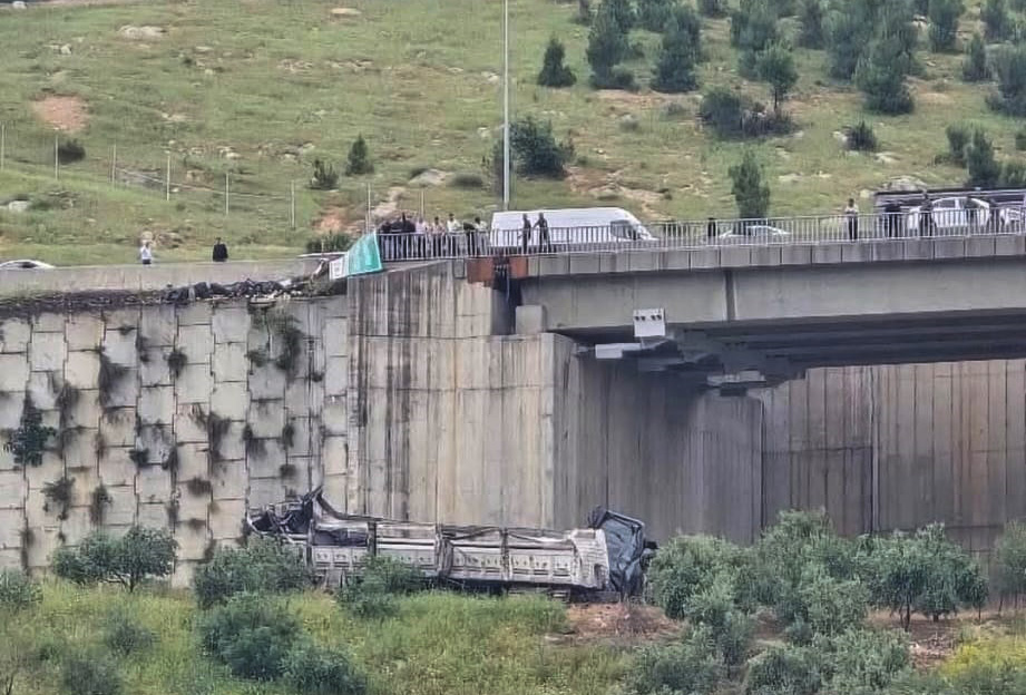TIR, otomobile çarpıp viyadükten düştü; 2 ölü,4 yaralı - Görsel 2