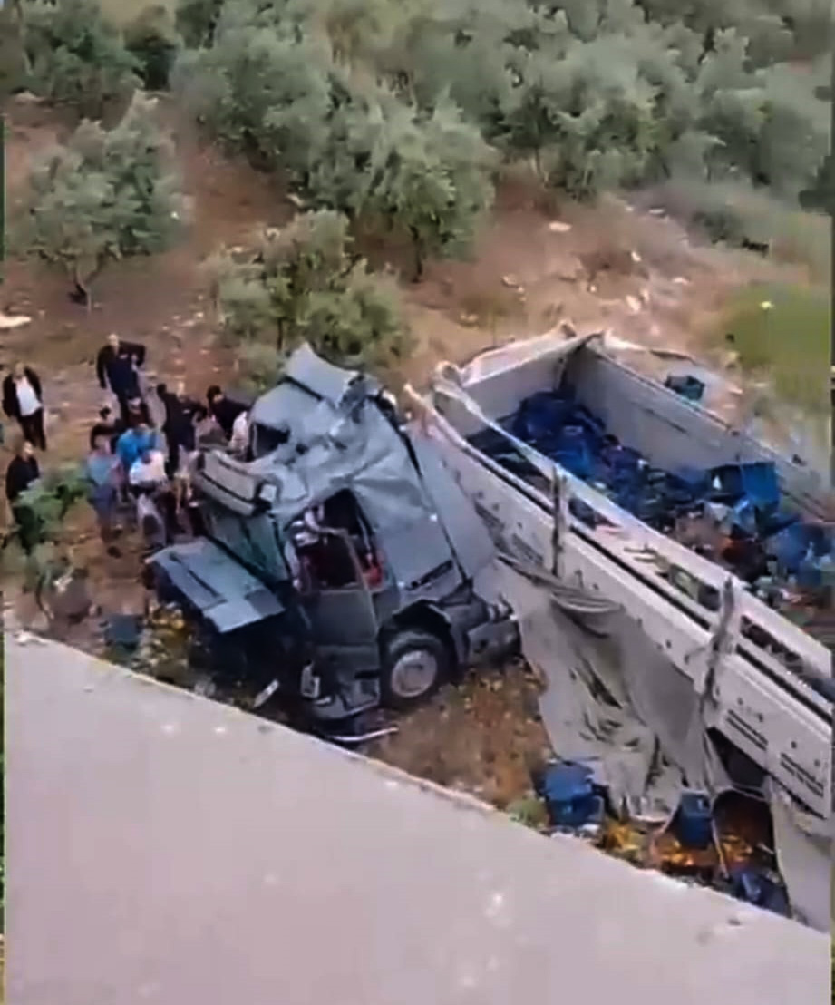 TIR, otomobile çarpıp viyadükten düştü; 2 ölü,4 yaralı - Görsel 4