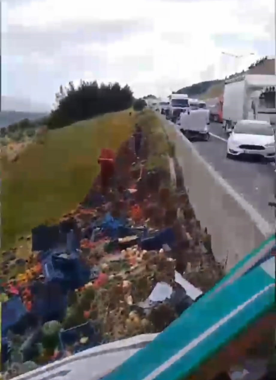 TIR, otomobile çarpıp viyadükten düştü; 2 ölü,4 yaralı - Görsel 5