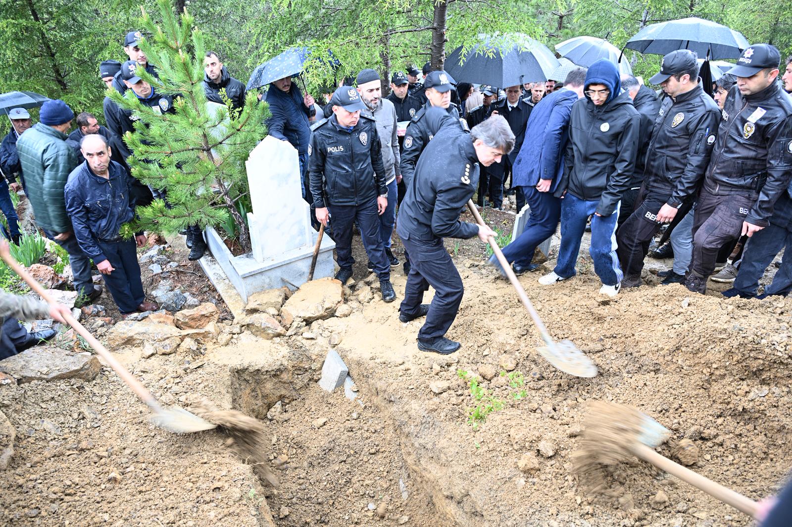 Konya’da Acı Kayıp: Polis Memuru Hüseyin Acar Son Yolculuğuna Uğurlandı - Görsel 7