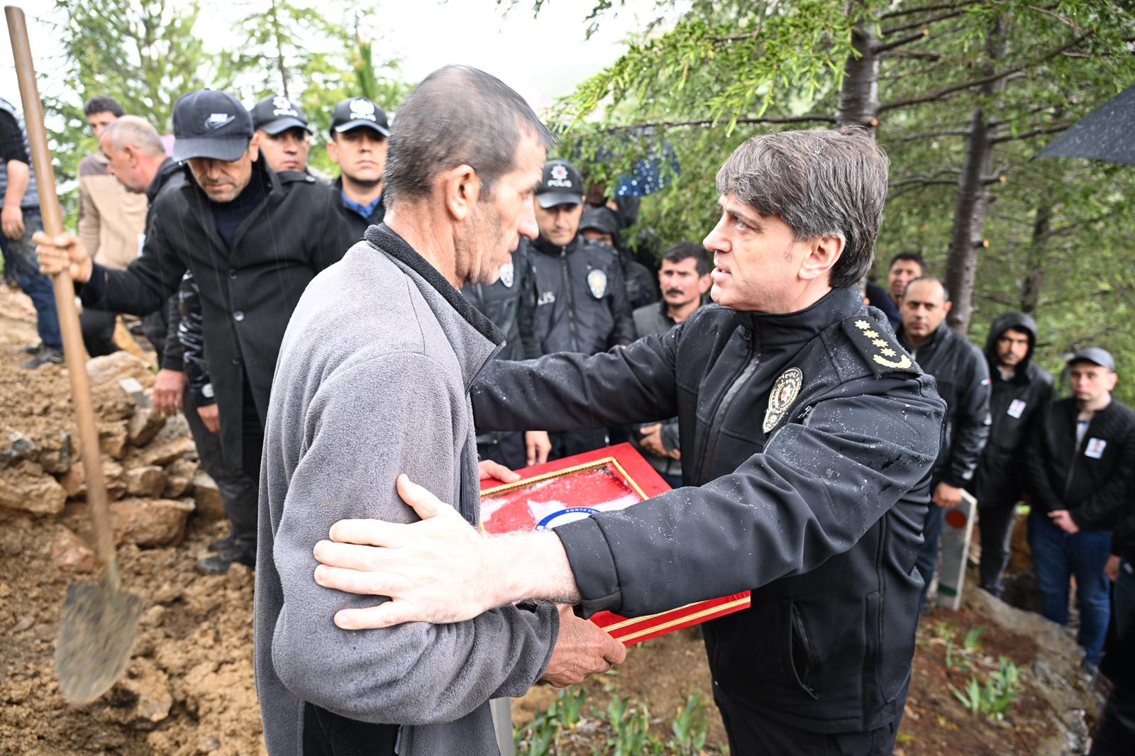 Konya’da Acı Kayıp: Polis Memuru Hüseyin Acar Son Yolculuğuna Uğurlandı - Görsel 8