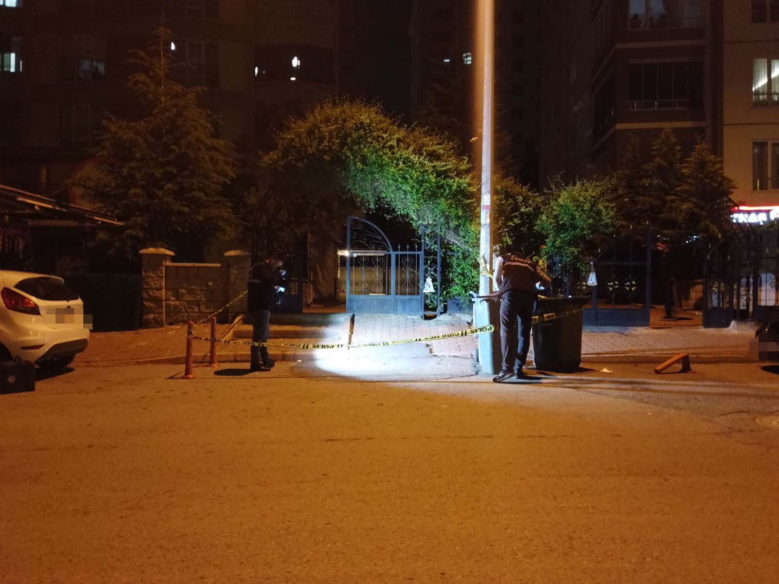 Darbedilen kadına yardım eden 2 kardeş bıçakla yaralandı - Görsel 1