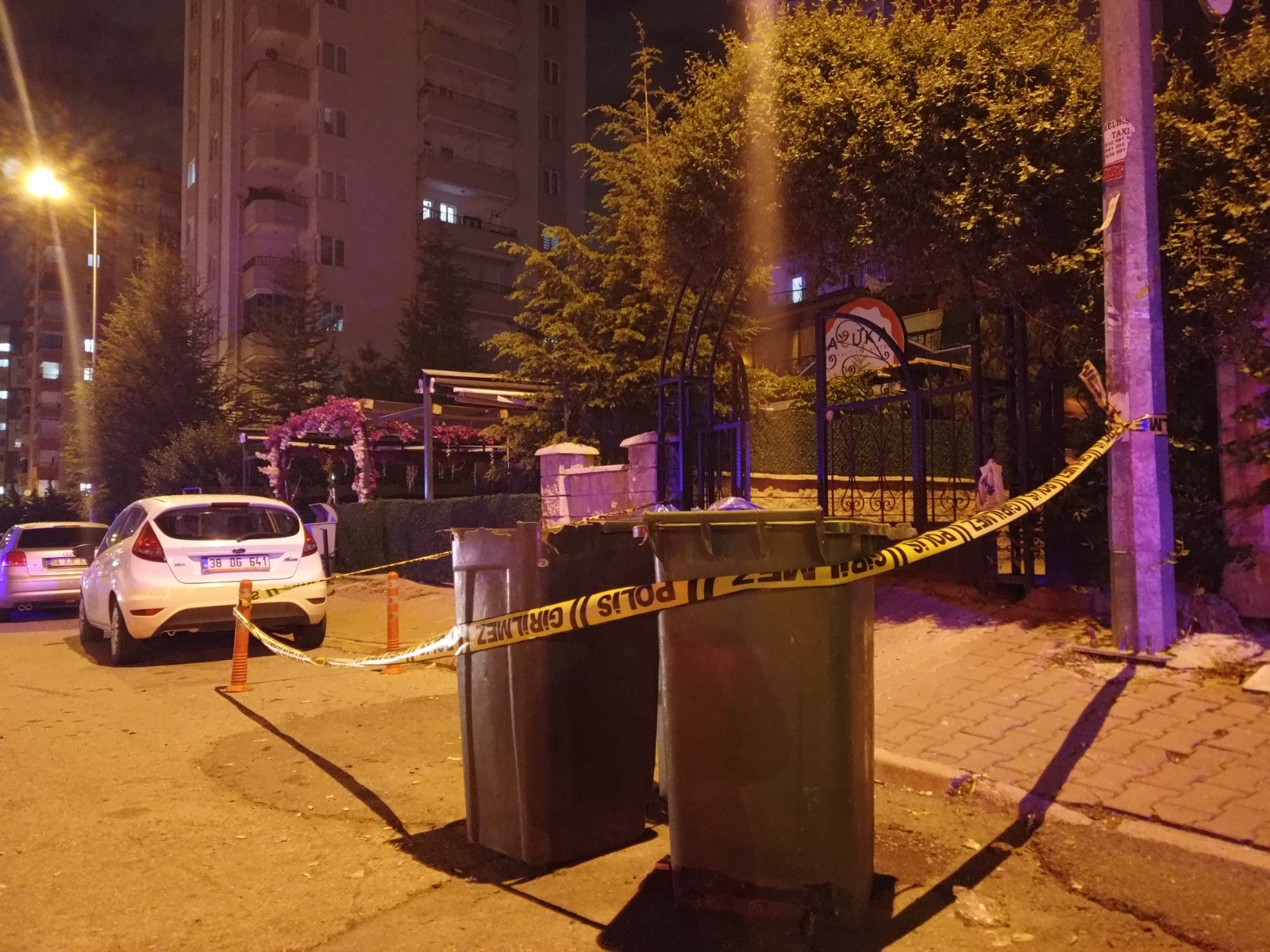 Darbedilen kadına yardım eden 2 kardeş bıçakla yaralandı - Görsel 3