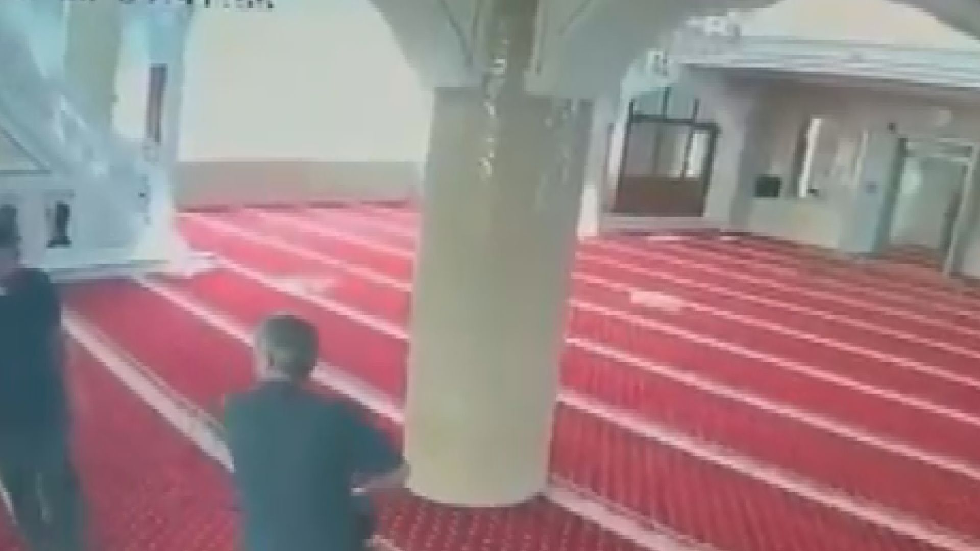 Bahçelievler’de cami imamına yumruklu saldırı kamerada - Görsel 2