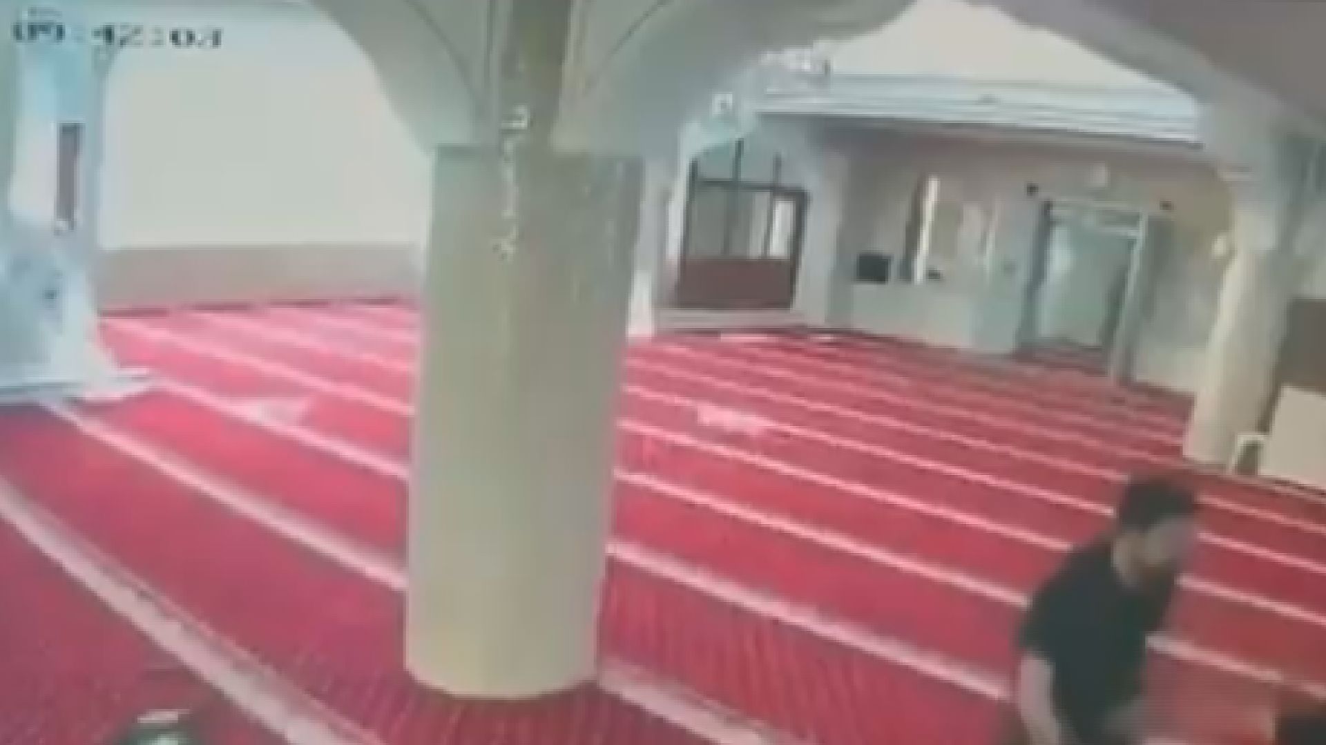 Bahçelievler’de cami imamına yumruklu saldırı kamerada - Görsel 3